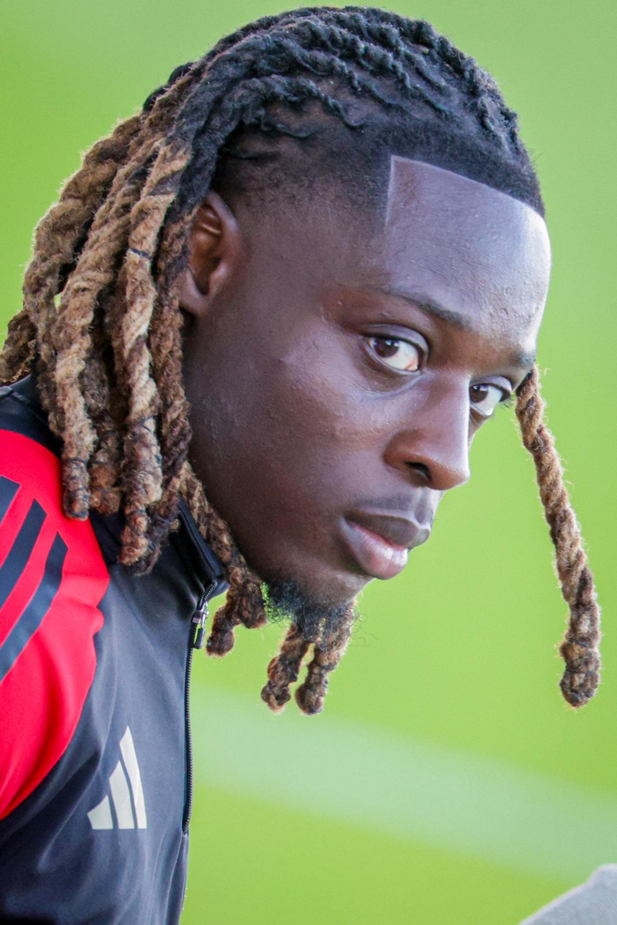 Pocket Games Soft-从广州队门线救险备战欧篮联到赛前里昂调整名单以备法国杯，比利亚雷亚尔国际比赛日绝杀压哨(海港外援加布里埃尔复出)