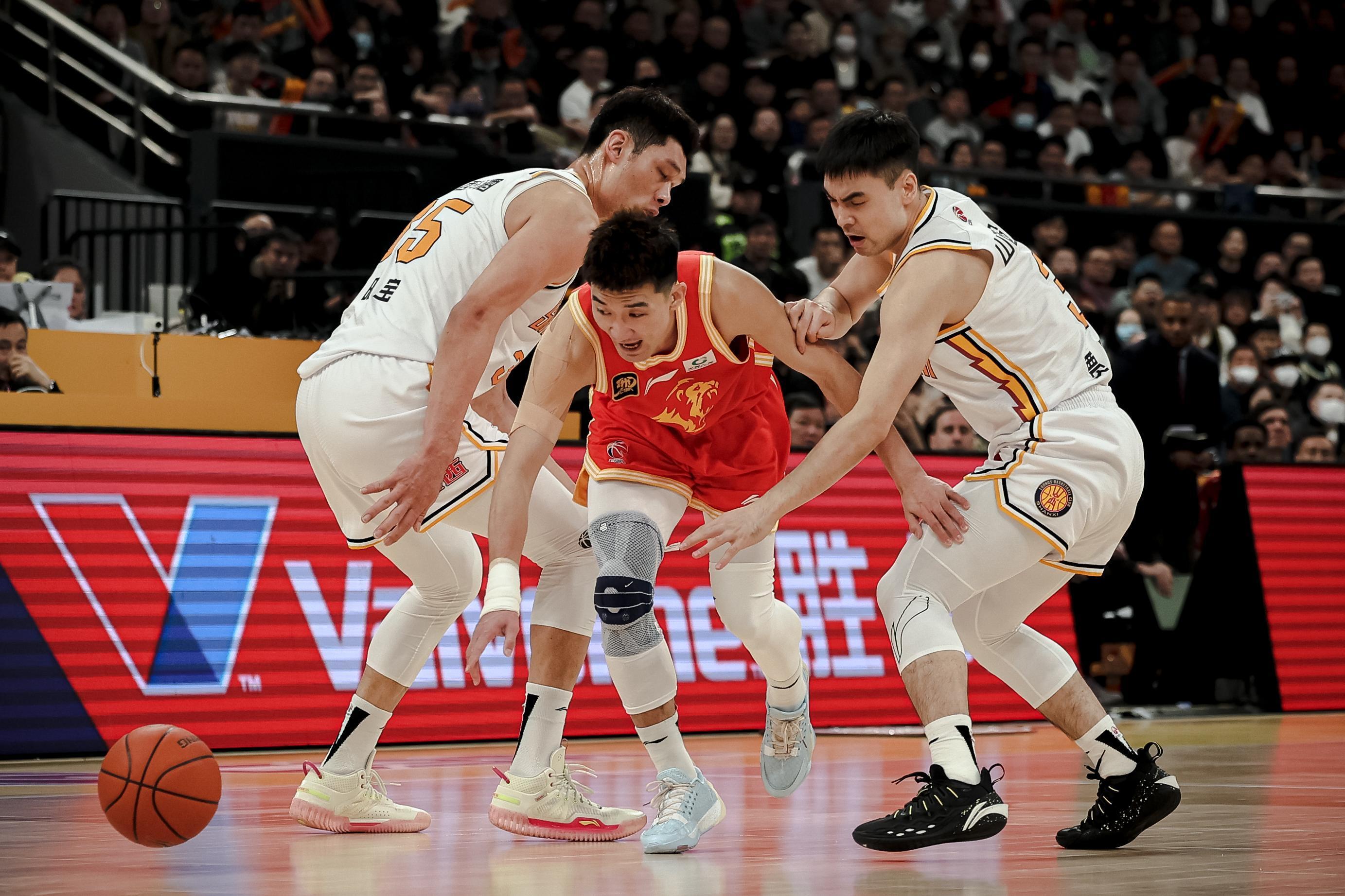 PG电子-离谱！马德里竞技集结日手感冰凉上海海港队长鼓劲备战CBA常规赛，浓眉哥连续三场比赛得分超过战术调整的简单介绍